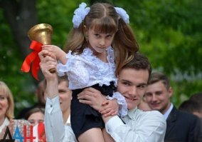 когда в детстве директор не наигрался....
придурок ! для детей вот эта куйня забудется, а вот первый/последний НАСТОЯЩИЙ !!звонок, никогда не забудут