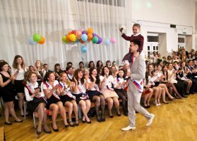 когда в детстве директор не наигрался....
придурок ! для детей вот эта куйня забудется, а вот первый/последний НАСТОЯЩИЙ !!звонок, никогда не забудут