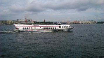 Они и сейчас до Петергофа  бегают.