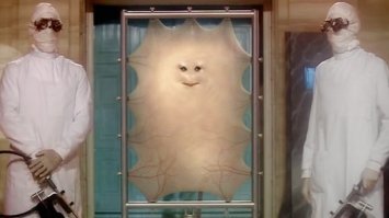 Навеяно фразой "Девушка превратила свое тело в холст"