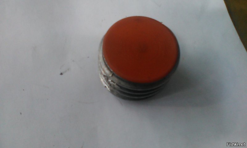 Мне знакомый токарь из сломанной кодовой алюминиевой крышки на 2107 (сломали когда сливали) сделал. Закручивается чуть ниже горловины (не выступает),  без ключа не возможно подцепить.