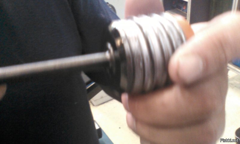 Мне знакомый токарь из сломанной кодовой алюминиевой крышки на 2107 (сломали когда сливали) сделал. Закручивается чуть ниже горловины (не выступает),  без ключа не возможно подцепить.