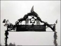 Не стоит искать черную кошку в темной комнате.Там все просто,Сталин не верил что подельник Гитлер на него нападет.Этого факта никакие переписыватели истории кремлевские не скроют.Когда Гитлер уже миллионы людей в могилы положил в мире,Сталин и его маршалы фашистам честь отдавали.От того и придумали этот дебильный термин про великую отечественную войну пока весь мир вспоминает вторую мировую,типа до 22.06.41 кто погиб не считается,от того в СССР первые 20лет день победы не отмечали.Много еще было дедов воевателей помнящих как они с фашистами в десна целовались.