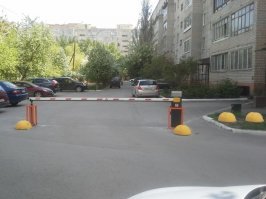 Ну раз такая "пьянка" пошла поставте дополнительные полусферы. Ушлый народ будет по газону проезжать.