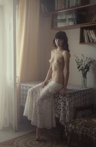 Девушка и стол: