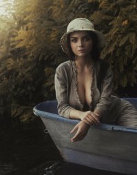 Девушка на лодке: