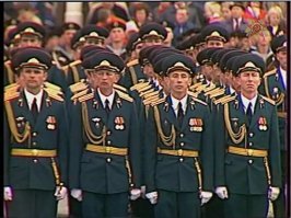 Вот, отыскал фото с Парада Победы начала восьмидесятых годов. Офицеры при кортиках. Род войск сказать затрудняюсь, но чёрные околыши, петлицы и характерные круглые эмблемы наводят мысль на химические войска.