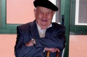В Испании в возрасте 107 лет скончался винодел Антонио Докампо Гарсиа, известный тем, что он пил исключительно вино. Мужчина полностью отказался от любых других напитков, включая обычную воду. Именно это он считал секретом своего долголетия.