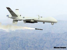 "спасается бегством от преследующего его дрона"