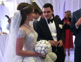 Я, конечно, не специалист по кавказскому костюму, но сдается мне что в повседневности они так не ходили. Это скорее праздничные костюмы, причем века 19-го.
А раз так - то и сравнивать их нужно с современными праздничными или церемониальными костюмами.
Например сравнить кавказскую пару в современной одежде и аналогично в традиционной одежде 19 века (аналогичного уровня или назначения). Тогда разница будет не в пользу национального костюма.