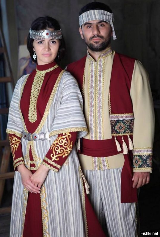Я, конечно, не специалист по кавказскому костюму, но сдается мне что в повседневности они так не ходили. Это скорее праздничные костюмы, причем века 19-го.
А раз так - то и сравнивать их нужно с современными праздничными или церемониальными костюмами.
Например сравнить кавказскую пару в современной одежде и аналогично в традиционной одежде 19 века (аналогичного уровня или назначения). Тогда разница будет не в пользу национального костюма.