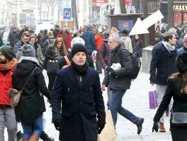 Вы можете мне не поверить но мужик на фото - президент Австрии, который спокойно себе с едой под мышкой шагает на работу.  И никакой жути, никаких бегающих охранников, просто человек идет руководить страной. Вот это реально класс, вот это реально говорит об уровне любви и доверии народа.