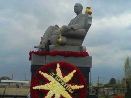 Типа наших НР скромнее хоронили?