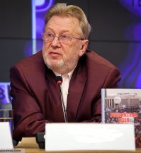 У этого чувака есть брат. Его знает и любит вся Россия. К сожалению, общего фото не нашел.