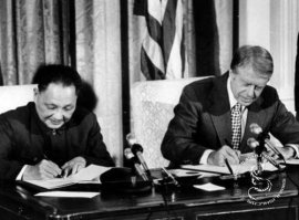 а что случилось с Китам?
ведь Ден Сяо Пин с американцами встречался в 70-х?
развалили Китай? раздербанили Китай?
скажи, а то я уже беспокоюсь за великий и прекрасный.
----
"
29 января 1979 года впервые на флагштоке Белого дома, кроме флага США, развевалось алое полотнище пятизвездочного знамени КНР. Дэн Сяопин приехал в США, что ознаменовало новый период в истории двусторонних отношений. СМИ всего мира приветствовали визит Дэн Сяопина в США, говоря о его далекоидущем значении. Поездка Дэн Сяопина в США сама собой стала ключевым моментом истории и КНР   она показала переход страны к реализации политики реформ и открытости. Развитие китайско-американских отношений открыло двери для обмена и сотрудничества Китая и Запада, предоставив внешние гарантии для реализации курса реформ и открытости, а также модернизационного строительства.
"
-
вот как так? почему не развалили Китай? или развалили?