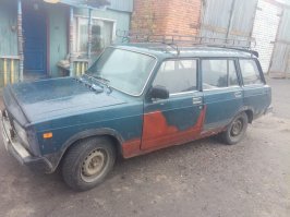 Я тоже сейчас на Четвёре езжу. Была куплена года 3 назад, из них год простояла под окном, не ездил. Когда Мазда поломалась, Было решено ездить на Жигулях. Поставил аккумулятор, прокачал бензин и завёл. Ездил на работу (примерно километра 3). Когда выяснилось, что с ремонтом Мазды затянется, купил техосмотр, сделал страховку (3000 руб.) и спокойно езжу. Единственно, после долгого простоя сгнил глушак и на первом километре пути лопнула пружина. Пружины поискал по знакомым и нашёл от Шнивы, поставил - отлично, чуть жёсче родных. Глушак новый купил в магазине 1300. Всё.
Машина радует, когда покупал - занимался развозом медикаментов по аптекам, когда заказов много было, то на ГАЗельке возил. когда мало - на Четвёре. Наматывал от 200 до 700 км. в день. 
Когда купил, сразу заменил Озон на Солекс, подобрал жиклёры, поставил бесконтактное зажигание и голову от Нивы вместе с 213 распредвалом.
По кузову не парюсь - появляется ржавчина, снимаю болгаркой с насадкой-щёткой и крашу кисточкой грунтовкой по металлу, потом баллончиком под цвет :).