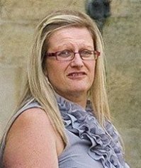 Очень не люблю комментировать внешность людей, возраст понятное дело красоты не добавляет, как правило. Но вот у Клуни сестра выглядит просто как немолодая тетенька, а у Бекхема сеструха похожа на стареющего транса.