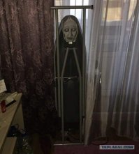 Лучше что то подобное напечатать на пластике или картоне, вырезать, прицепить и к окну поднять))) Вот бы Саня там кирпичей отложил))