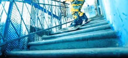 Ну давай тогда на сноуборде по лестнице, раз на пузе не хочешь.