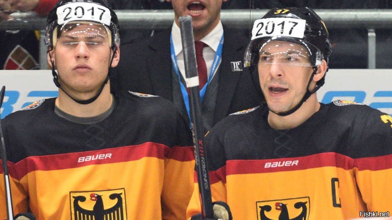 Двое игроков сборной Германии по хоккею отправились на машине в Россию на ЧМ.