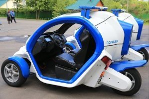 С каким же кайфом мимо такого мусорохода по луже на всей скорости прохватить! А по сути авто без дверей в Москве, где 20 солнечных дней в год - это странный выбор. К Колокольцеву на дачное гольф поле поедут.