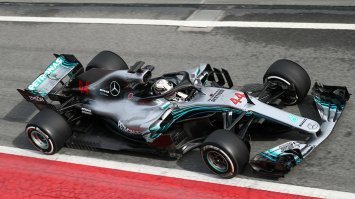 Гоночный болид ф1 2018 года,  не смогли что ли найти ?