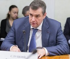 Это либерал, и ему плевать на танки в Праге и деревню Сонгми