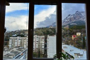 Курортный посёлок Кореиз в окрестностях Ялты...Зима ...но только в горах и Ай Петри. Это самая узнаваемая и известная гора Южного Берега Крыма. Но не самая высокая, высота хорошо запоминается 1234 метра. Самая высокая гора Крыма Роман Кош 1545 метров,но она невзрачная и не имеет таких круч и скал.