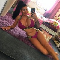 а это точно живая баба? уж больно на резиновую похожа