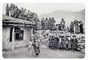 Дело не в глобализации, дело в сравнении несравнимого.

Автор пишет "...фотограф сознательно избегала свадебных и танцевальных нарядов..."
При этом все девушки в свадебных или праздничных национальных платьях, а мужчины в праздничных костюмах.

Ну так и на современном фото их нужно было одеть в свадебные платья со свадебным макияжем и сделать свадебные прически.
Полагаю что и мужчины там, на свадьбу одевают что-то отличное от кед и джинсов.

Для сравнения повседневные фото черкесов, кумыков и дагестанцев в национальной одежде, сделанные в период с 1890 по 1901 годы.