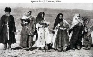 Дело не в глобализации, дело в сравнении несравнимого.

Автор пишет "...фотограф сознательно избегала свадебных и танцевальных нарядов..."
При этом все девушки в свадебных или праздничных национальных платьях, а мужчины в праздничных костюмах.

Ну так и на современном фото их нужно было одеть в свадебные платья со свадебным макияжем и сделать свадебные прически.
Полагаю что и мужчины там, на свадьбу одевают что-то отличное от кед и джинсов.

Для сравнения повседневные фото черкесов, кумыков и дагестанцев в национальной одежде, сделанные в период с 1890 по 1901 годы.