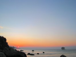ночь - начало рассвета ))
.
на фото: рассвет в Кацивели с видом на Алупку