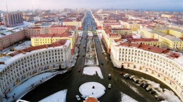 Площади Ленина в Норильске и Площадь Гагарина в Москве