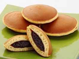 "パンケーキ" - действительно, блины.

Как то автоматом подумал на дораяки, так как люди их вечно блинами называют, да и похоже очень.