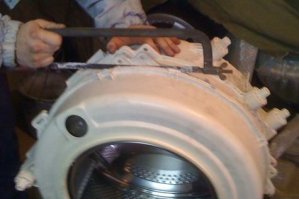 Да писал я уже на фишкаж. Нужно не "вырезать морду бака", а распилить по месту спайки.
Собирая сажаем на силикон, скрепляем болтами. (на фото саморезы, но ИМХО лучше болтами).
В теории, можно и второй раз разобрать.