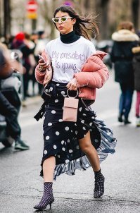 Мужик приходит в магазин "Ткани" и обращается к продавцу:
- Дайте мне пожалуйста вот той ткани в горошек 4 метра
Продавец достает рулон и дает покупателю.
- А теперь нарежьте пожалуйста продольными полосами шириной 20 сантиметров
Продавец порезал и опять пытается отдать.
- А теперь пожалуйста вырежьте все кружочки
Продавец, не выдерживая обращается к мужику:
- Вы что псих??????
Мужик в ответ, абсолютно спокойно:
- Да,вот справка.