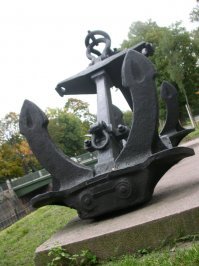 Современные суда держит не один якорь их там штук 8. И почему-то автор не показал самый типичный современный якорь. Выглядят они примерно так сейчас.