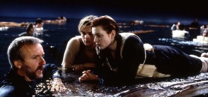 Актёры говорят,что Джэймс Кэмерон требует от них на съёмочной площадке перейти все рамки?)Смех в зале.Кэмерон топовый мировой режиссёр,актёры на его фильмах получают не только миллионы долларов за роли,но и навечно оставляют свой след в истории,так как снимаются у гения.И кстати,по отзывам самих актёров Голливуда,самый "отмороженный" режиссёр это Стэнли Кубрик.Вот уж кто выжимал актёров словно лимоны) были случаи,когда актёры после съёмок у Кубрика ложились в клиники для психической реабилитации!Во как!Кто то,как Джэк Николсон просто уходили в крепкий запой после работы с ним.Последними его "жертвами" стал Том Круз и Николь Кидман,которые возненавидели друг друга после совместных съёмок в последнем фильме Кубрика "С широко закрытыми глазами"...Но фильмы в итоге получались шикарными!