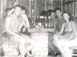 Был в Болгарии в конце 80х. 
Кормили хорошо и много. Ездили группой, и все орг вопросы нас не касались. Приходили, а столы уже накрыты. 
По сравнению с западными туристами, наши котировались там между третьим сортом и браком, но в целом отношение было хорошим. 
Еще запомнилось, когда мы побежали к катеру с криками: "Вот НАШ катер!", стоящие там болгары с усмешкой поправили нас: "Не ВАШ, а НАШ катер".