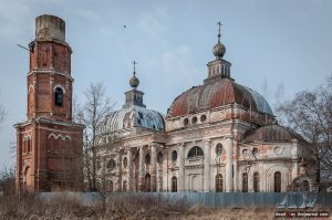 У нас по стране заброшенных усадеб и церквей огромное количество. А они будут куда более атмосферными, чем то унылое, которое Жорня тут выложил.