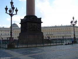 французам учиться и учится! вокруг александрийского столпа кованное ограждение с орлами! чтоб орлов не воровали вокруг зеленый забор, а на народные гуляния выставляют еще и желтый забор, чтоб не портили зеленый! ТРИ РУБЕЖА ОБОРОНЫ!!!