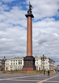 французам учиться и учится! вокруг александрийского столпа кованное ограждение с орлами! чтоб орлов не воровали вокруг зеленый забор, а на народные гуляния выставляют еще и желтый забор, чтоб не портили зеленый! ТРИ РУБЕЖА ОБОРОНЫ!!!