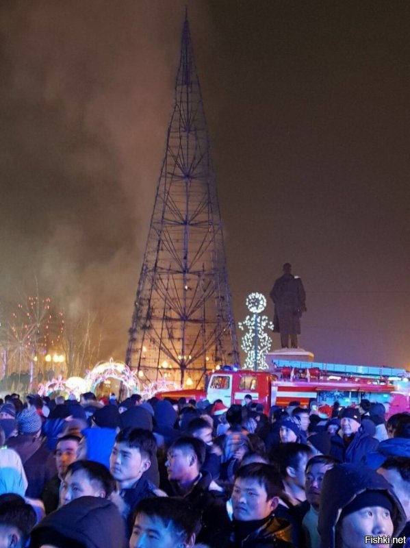 На фото Южно-Сахалинск, центральная площадь, конец декабря 2017 (недавно сгорела главная елка). Хорошо видна преимущественная национальность празднующих граждан.