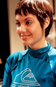 Переключал каналы ТВ и тут мне попался на цатом канале фильм "Хакеры" 95 года, аж ностальгия проняла, но она ну просто красавица. Сейчас качаю на торенте полный фильм дабы посмотреть с начала. Да, в кинематографе 90-х была своя атмосфера, и сейчас, конечно есть добротные фильмы, но...