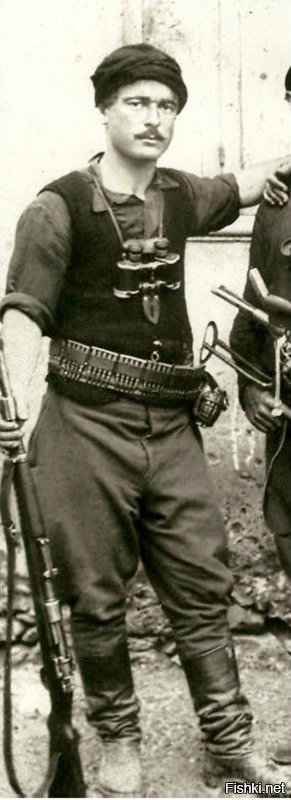 Фотография Критских партизан стала популярна, потому что человек слева похож на голивудскую "звезду"