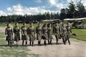 Для меня три наиболее реалистичных фильма о летчиках Великой отечественной войны. 
Драма - "Торпедоносцы", 
мелодрама - "В бой идут одни старики"
и самый атмосферный и до мурашек настоящий - "Хроника пикирующего бомбардировщика".
В обсуждаемом фильме меня немного смущало присуствие девушек с По-2. Но однажды мне попалась фотография. Прилагаю.
Пожалуй да, Этот фильм - лучший!
