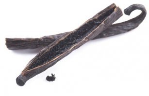 "Девушки собирают стручки ванили, которые выглядят как стручки гороха, и выкладывают их сушиться на солнце. Высушенную ваниль вскрывают и собирают мякоть. Эта мякоть и есть та самая ваниль, которую мы привыкли есть. Её либо сушат до порошка, либо смешивают с водой и делают экстракт."

Упаси боже...
Сперва стручки долго вялят в тени, чтобы они ферментировались (почти как чай). Потом вскрывают и ВЫКИДЫВАЮТ изнутри семена и мякоть. Потом сушат стручки, снова в тени и под крышей. В идеале они должны покрыться седым налётом от выделившегося на поверхности ванилина. Потом либо пакуют сушёные стручки и продают поштучно, либо промывают спиртом, получая ванильный экстракт. В воде ванилин не растворяется! И вот из этого экстракта выпариванием в вакууме получают порошок натурального ванилина. Теряя при этом половину из 200 соединений, придающих натуральному ванилину неповторимый аромат. 

Кроме ванильной лианы (и химического завода) ванилин можно получить из многих пищевых продуктов. Даже в овсяных хлопьях он образуется естественным образом в процессе обработки зёрен.
Но самый приятный процесс - автокаталитический гидролиз кониферина с образованием кониферилового спирта, который, окисляясь, даёт этилванилин. То, что происходит с коньячным спиртом, когда он созревает в дубовой бочке.