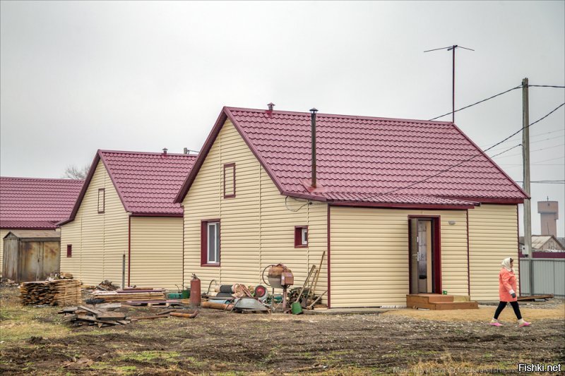 А у красноярцев кто-нибудь спросил как этот человек огромным Красноярским краем управлял? Много ли дорог починил? Много ли промышленности распродал иностранцам? Ролик и тот на половину. Сделал громкое заявление и всё... А где эти самые дома по 350 тысяч?
Вот после пожаров в Хакасии через год уже стояли улицы и посёлки для погорельцев. Без особой помпы и фетишизма. Но об этом не вспомнят, а вот Лебедя всё вспоминают... Помните как ему ручкой махал Ален Делон, передавая привет от европейских "инвесторов"? А я вот помню! И о последствиях для края знаю.
Как генерал он был на своём месте. Но политик из него статистический - 99% политическая проститутка.
Напишите лучше статью о том как Лебедь распродавал Красноярский край и как его за это любили европейцы!