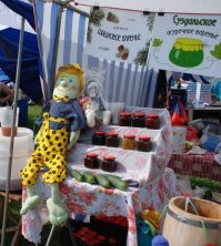 Самый крутой праздник в Суздале - День огурца! Один раз случайно попал, потом специально ездил ( из Питера)