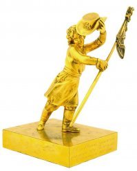 Он влез во дворец с балкона на первом этаже, где охранников нет, а есть только камеры: разбил окно и проник в кабинет  Палатка ,   рассказывает Алексей Гузанов, хранитель музея.   Сигнализация сработала нормально. А вот частное охранное предприятие сработало плохо.

Охранники в залах дворца никого не заметили. В результате нетрезвый  посетитель  шатался по императорским интерьерам до самого утра, попутно повышая градус и периодически прерываясь на сон.

Перед уходом неугомонный любитель духовной пищи прихватил с собой один из экспонатов   пресс-папье в виде бронзовой статуэтки, которое оценили в пять миллионов рублей. На прямоугольном основании стоит позолоченная мужская фигура ополченца Отечественной войны 1812 году: в одной руке   шляпа с крестом ополчения  За веру и царя , в другой   отобранное наполеоновское знамя. Ополченец приподнимает шляпу в знак почтения к павшим воинам. На основании выгравировано:  Для вечной памяти сражения при Полоцке 8 октября 1812 года .

  Пресс-папье хранилось в кабинете  Фонарик    это кабинет императрицы Марии Федоровны, супруги Павла Первого,   объясняет специалист.   Предварительная страховая оценка   пять миллионов рулей. Но тут важна историческая ценность: этот предмет был в Павловске всегда, несмотря на советские  распродажи  и фашистские грабежи. Так что надо молиться, что все это сохранилось.

О ночном госте во дворце узнали только утром 15 июня, когда на работу пришли сотрудники музея. Сообщили в полицию. Многочисленные камеры засняли Дмитрия во всех ракурсах, так что отыскать его было вопросом времени. Попутно выяснилось, что накануне  экскурсии  Лапаев ограбил местное кафе, где прихватил деньги и спиртное.("КП")